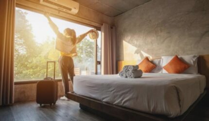 Apa Itu Staycation? Ini Arti, Manfaat, dan Perbedaannya dengan Liburan