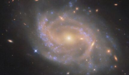 Hubble Tangkap Galaksi Spiral Mempesona di Rasi Hydra