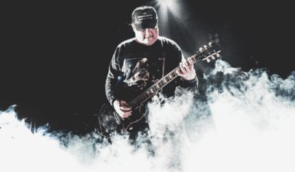 Batu Nisan Ricky Siahaan: Maskot Black Sabbath, Penghormatan Rocker Sejati