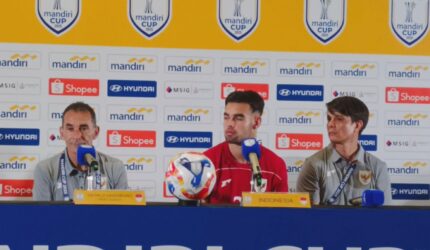 Pelatih Timnas Indonesia U-23 Gerald Vanenburg Ledek Jens Raven yang Keram di Tengah Laga Piala AFF U-23 2025: Kebanyakan Liburan di Belanda!