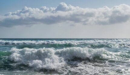 Rahasia Ombak Pantai Selatan: Faktor Alam yang Mengerikan