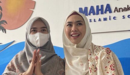 Reaksi Oki Setiana Dewi Saat Ria Ricis Kenalkan Evan DC!