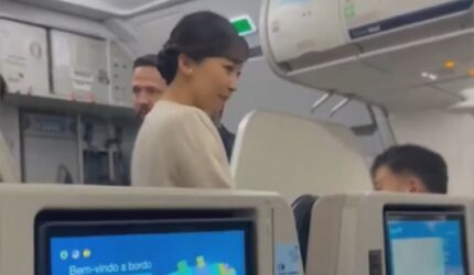 Putri Kako: Viral! Naik Kelas Ekonomi, Tertidur Pulas di Pesawat