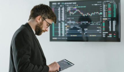 Agresif atau Defensif? Pilih Strategi Investasi Saham yang Tepat!