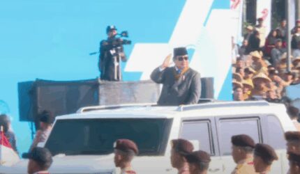 Prabowo Hadiri HUT Ke-79 Bhayangkara di Monas Naik Maung Putih