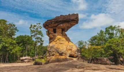 Timur Laut Thailand: 3 Destinasi Spiritual & Alam Memukau