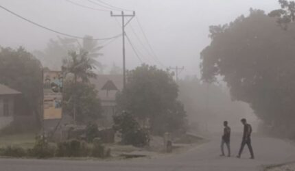 Gunung Lewotobi Meletus, Bandara Frans Seda Maumere Ditutup Sementara