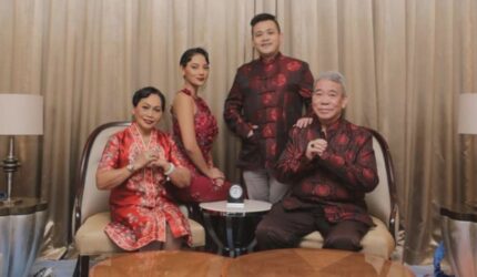7 Fakta Keluarga Erika Carlina, Punya Orangtua Beda Keyakinan