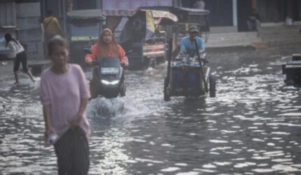 Banjir di Jakarta Meluas pada Selasa pagi. Ketinggian Capai 1,3 Meter