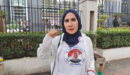 Susanti: Emak-Emak Loyal Bolak Balik Pengadilan Demi Tom Lembong