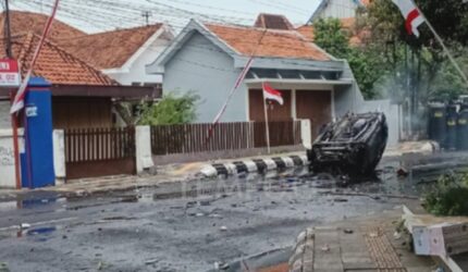 Pati Memanas! Demo Bupati Ricuh, Mobil Polisi Dibakar Massa