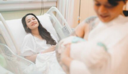 DJ Bravy Gendong Anak Erika Carlina: Kode Keras Jadi Pasangan?