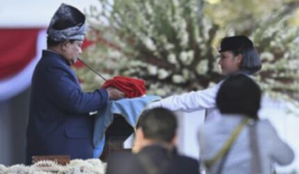 Prabowo Pimpin Penurunan Bendera di Istana: Foto Lengkap!