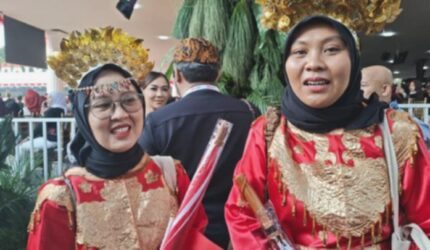 Demi Istana, Warga Bekasi Rela Nginep Hotel! Kisah Unik