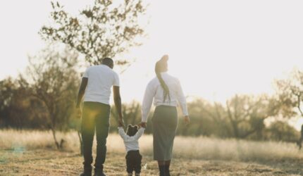 Kenalkan Pacar Baru ke Anak: Tips Agar Anak Menerima!