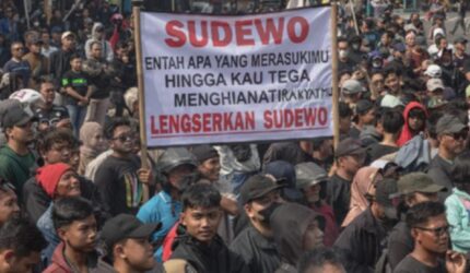 Bupati Pati Dimakzulkan? Reaksi Warga dan Implikasi Hukum!