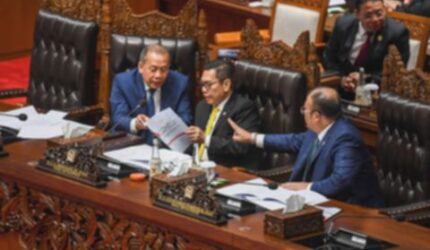 Gaji DPR Naik? Pimpinan Klarifikasi: Data Salah! Bensin & Beras Juga!