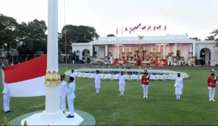 HUT RI ke-80: Pakaian Adat di Istana, Masyarakat Bebas Sopan!